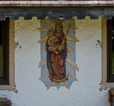 Lüftlmalerei an der Fassade: Madonna mit Kind im Strahlenkranz